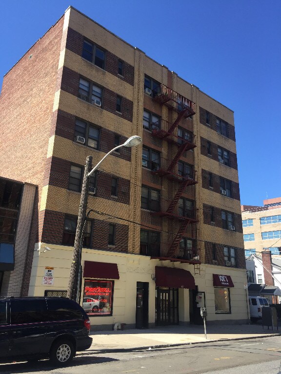 Building Photo - 170 Grand St