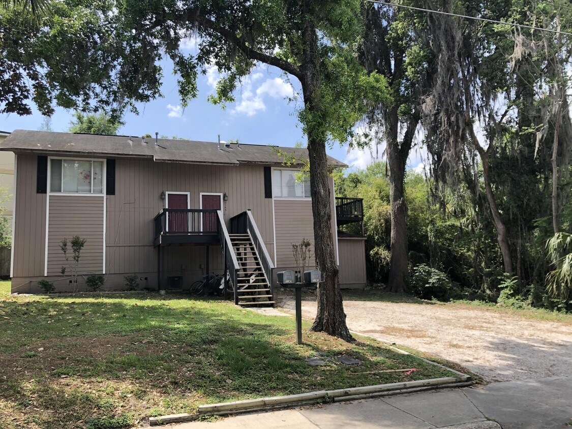1143 SW 9th Ave Unit 1, Gainesville, FL 32601 Room for Rent in