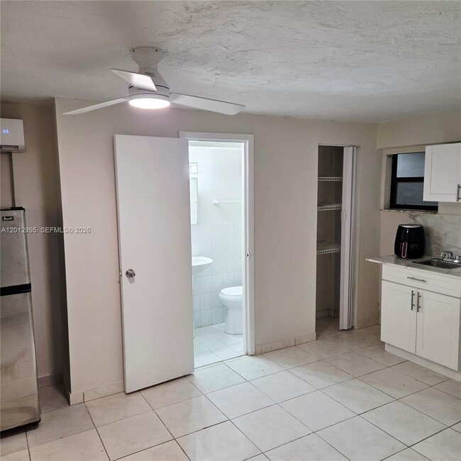 Foto del edificio - 5871 NW 199th St