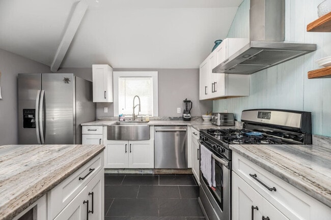 Building Photo - Renovated 4 BD | Sleeps 9 | Amazing Backya...