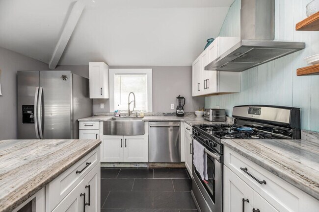 Foto del edificio - Renovated 4 BD | Sleeps 9 | Amazing Backya...