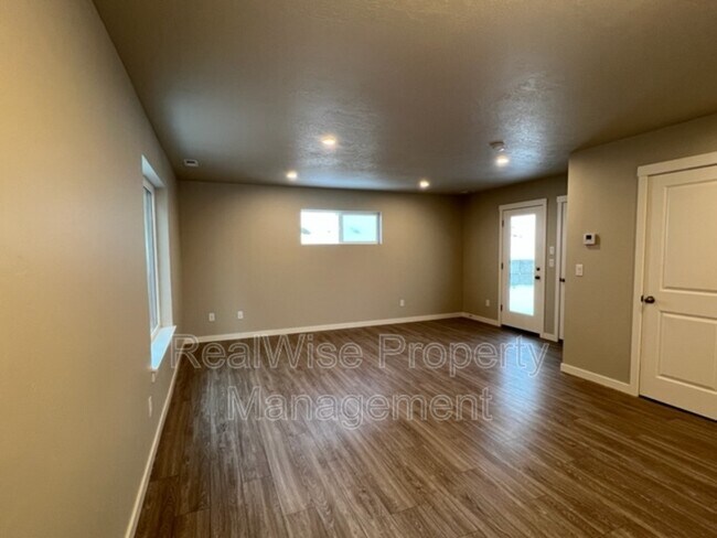 Building Photo - 675 NE Brookstone Dr
