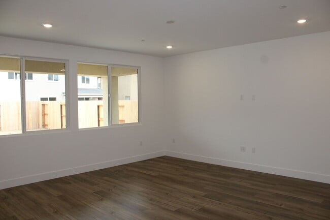 Building Photo - 8041 Roundhouse Lp