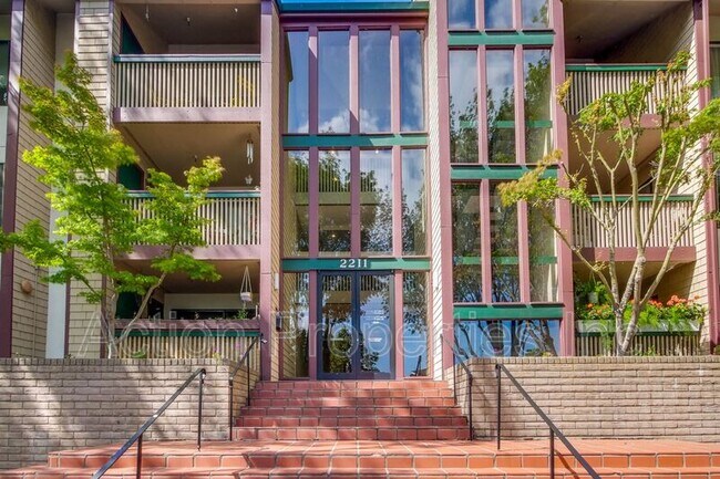 Building Photo - 2211 Latham St