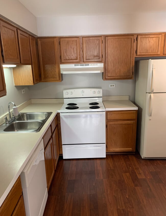 Foto del edificio - 1200 Whispering Hills Ct
