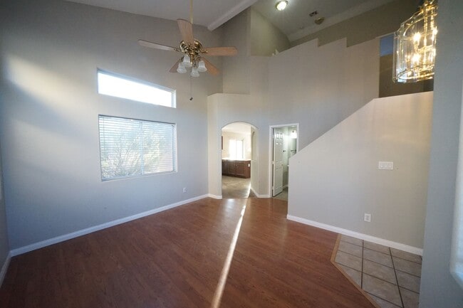 Building Photo - Great 3 bed 2.5 bath two story home in gat...