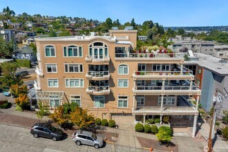 Building Photo - Luxury spacious unit with partial downtown view in Magnolia