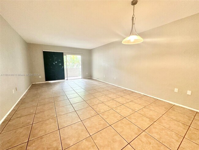 Foto del edificio - 6890 N Kendall Dr