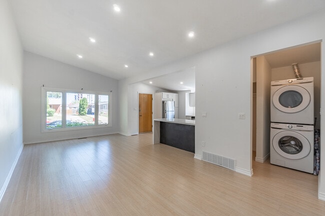 Building Photo - 20 Blackthorne Ave