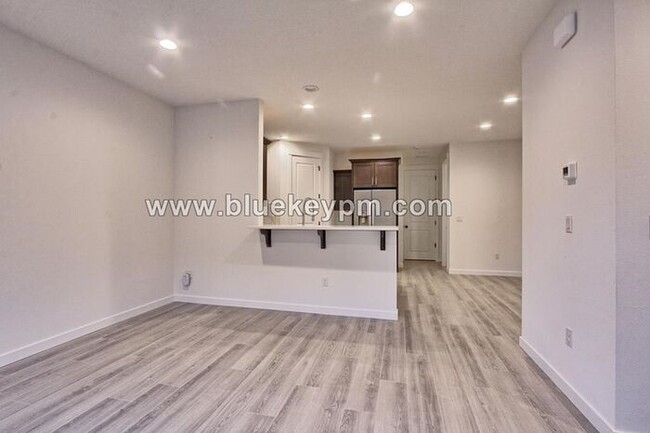 Foto del edificio - 3 Bed, 2.5 Bath Townhome in Near WSU and L...