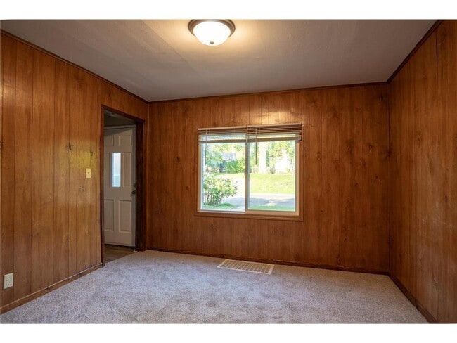 Building Photo - 608 7th Ave S