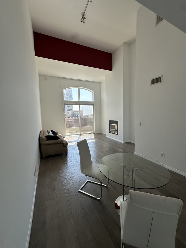 Living room w high ceilings - 12222 Wilshire Blvd