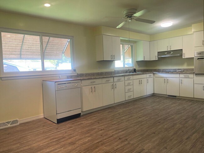 Foto del edificio - Charming Mid-Century Modern 3 bedroom on the West Side $1700 per month