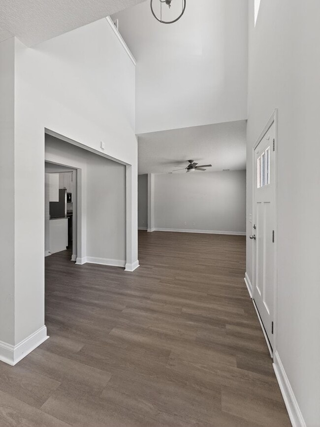 Building Photo - RATE DROP ALERT (was $2200/month) and MOVE-IN SPECIAL: 1st FULL MONTH'S RENT FREE**