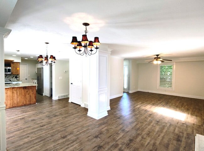 Building Photo - Beautiful 5 Bd. 3.5 Bath Home w/Mother-In-...