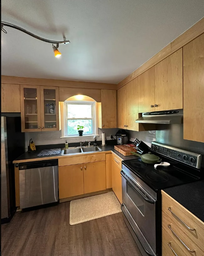 Photo - Charming 3 Bedroom Home with Spacious Back...