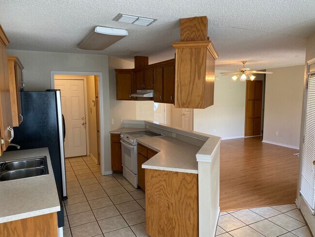 Foto del edificio - 3 Bed 2 Bath - close to city trail