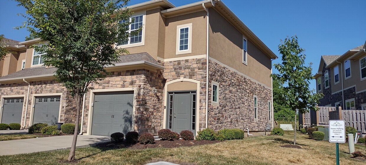 Foto principal - 15881 Valley View Dr