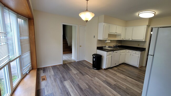 Building Photo - Stunning 4 Bedroom 2.5 Bathroom 3-Level Ho...