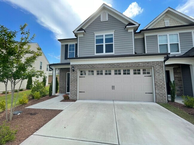 Building Photo - Like new 3 Bedroom townhouse with 2 car garage