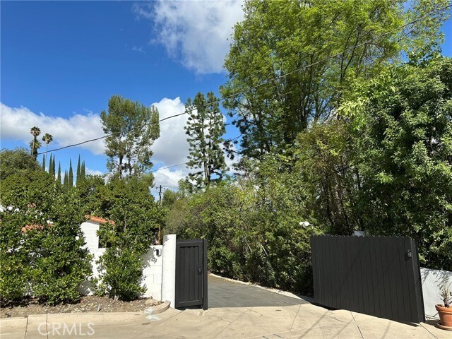 Building Photo - 4545 Alonzo Ave
