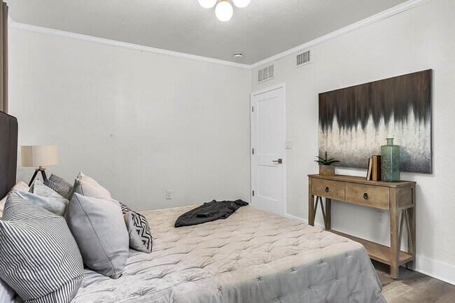 Building Photo - 928 S Bumby Ave