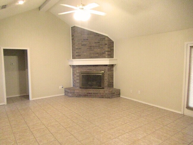 Building Photo - House Located On Cul-De-Sac Near Movie The...