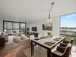 Building Photo - 4800 Bayview Dr