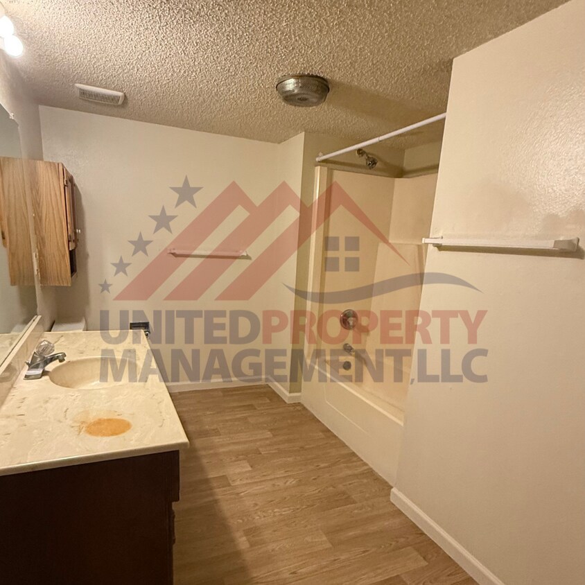 Foto del edificio - Two bed 1.5 bath town home.