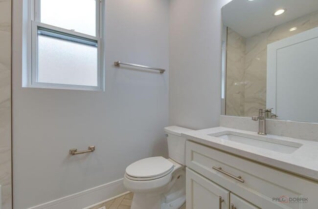 Building Photo - 3 bedroom in Chicago IL 60647