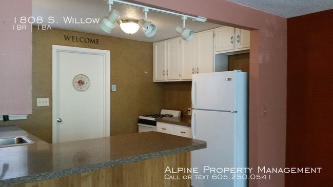 Building Photo - Centrally Located One Bedroom Twinhome!