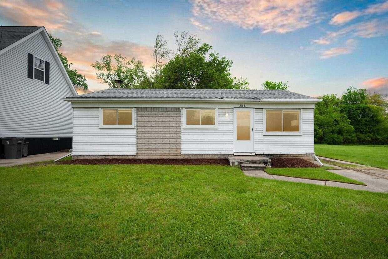 Primary Photo - 3 BED 1 BATH HOME