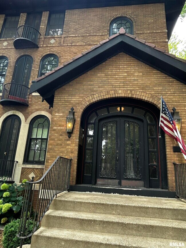 Foto del edificio - 1725 W Moss Ave