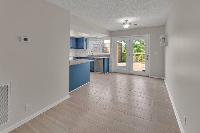 Foto del edificio - Brentwood/Crieve Hall end unit Condo -avai...