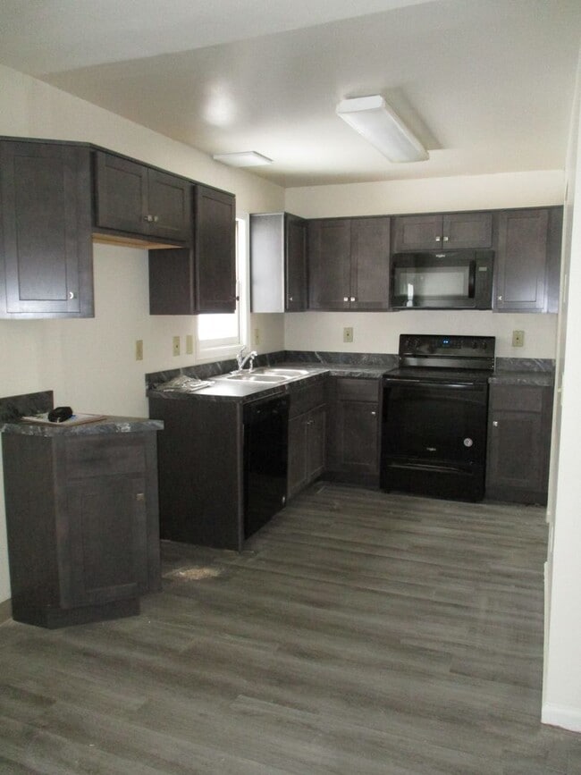 Building Photo - 3 Bedroom Townhouse to call home!