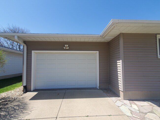 2 - 2217 Cherokee Dr