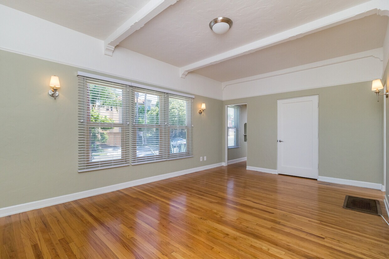 Foto principal - Charming Corner Unit One Bedroom! Large Pa...