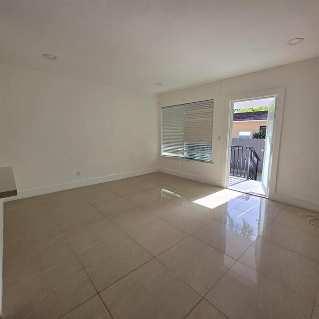 Foto del edificio - 181 NE 168th St