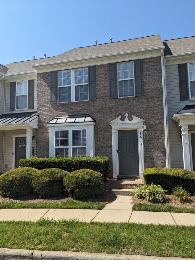 Primary Photo - Townhome Close to I-485 and Shopping/Resta...
