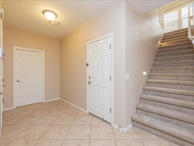 Building Photo - 3 bedroom, 2.5 baths