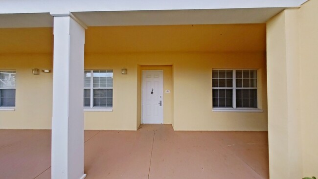 Building Photo - Luxury 3/2 Condo in Reunion