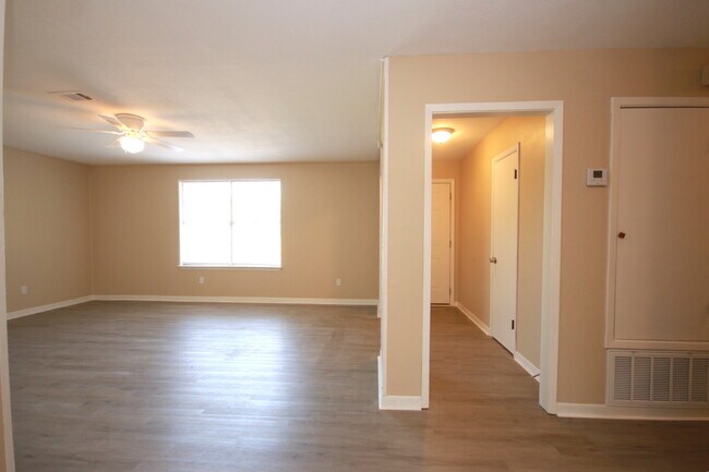 Foto del edificio - Updated 3BR/2BA Home with New Flooring & F...
