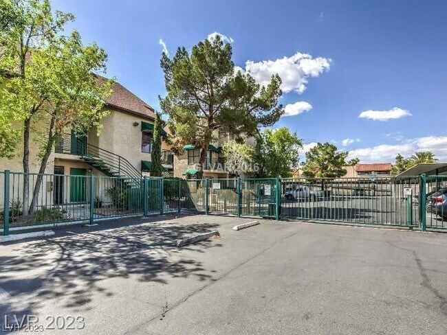 Foto del edificio - 530 Elm Dr