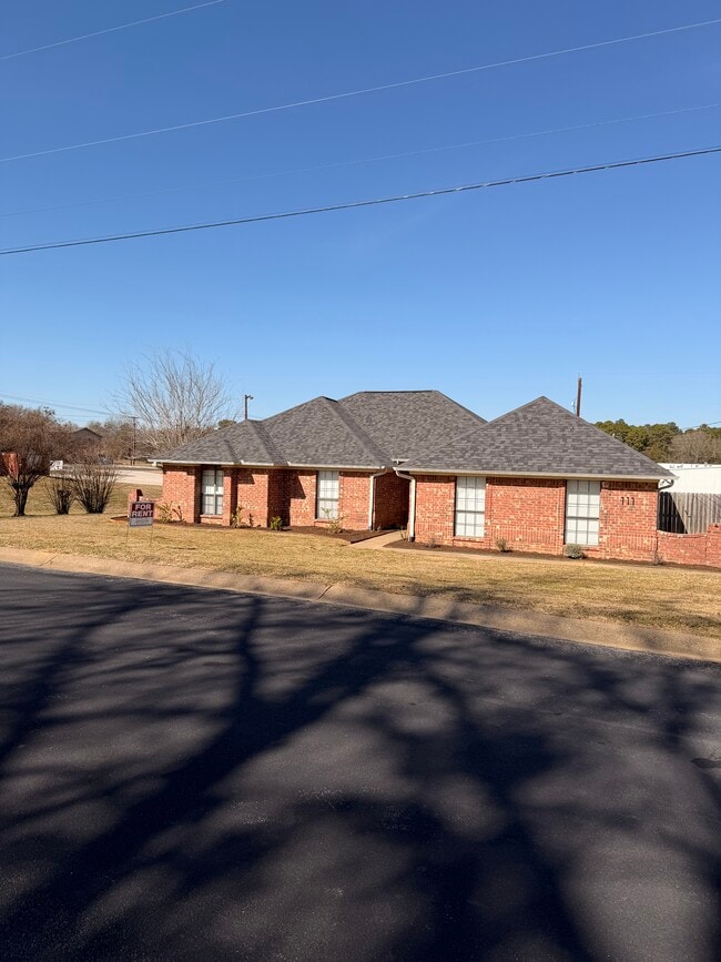 Building Photo - 111 Crestview St