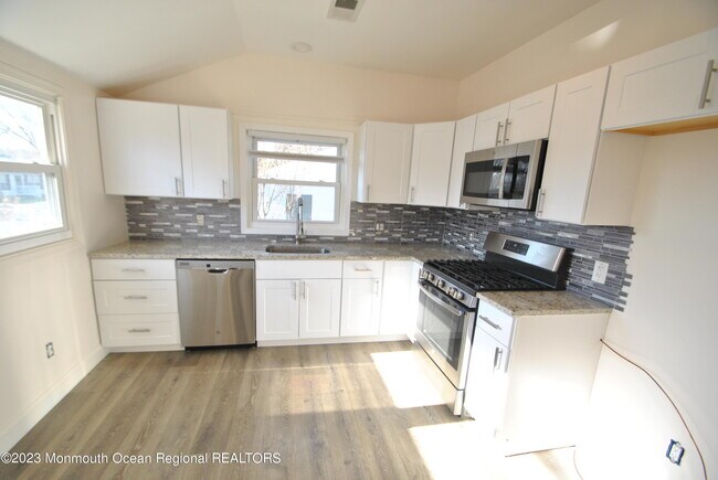 Foto del edificio - 75 Illinois Ave