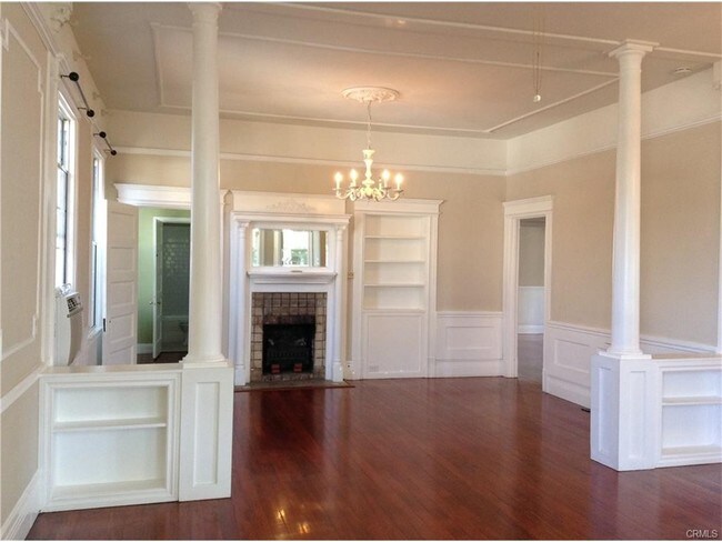 Building Photo - 347 E Badillo St