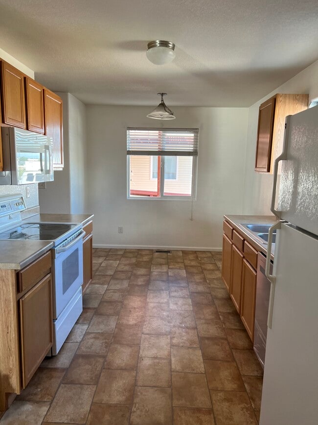 Kitchen/Dining Room - 3919 Ariel Ave