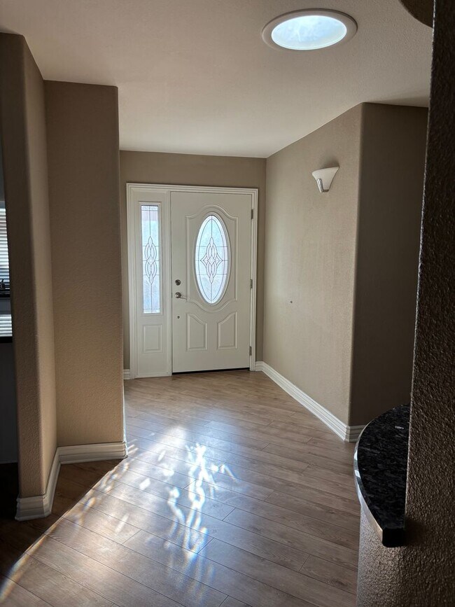 Foto del edificio - Stunning update 2 bed, 2 bath, 2 car garag...