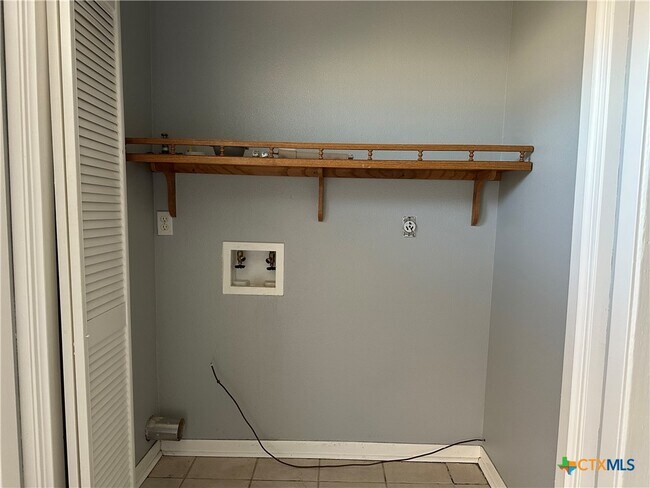 Building Photo - 1051 Country Club Dr