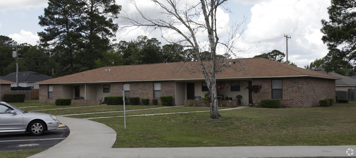 Building Photo - Highlands Apartments